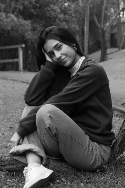 Ensaio feminino, com luz natural e direção leve, fotografia de Raquel Coutinho. Foto 11.